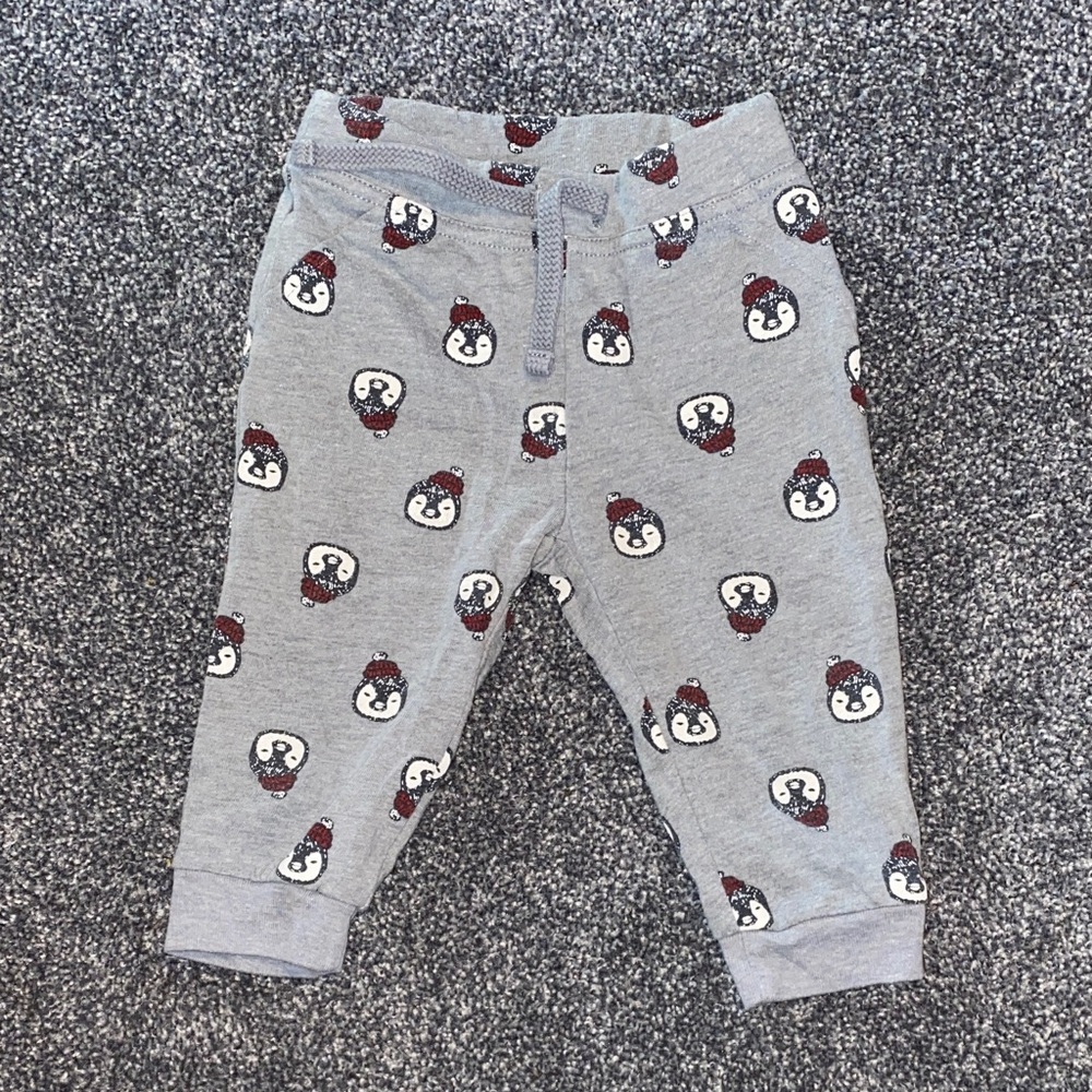 Old Navy Gray Penguin Print Kids Sweatpants and Shirt
